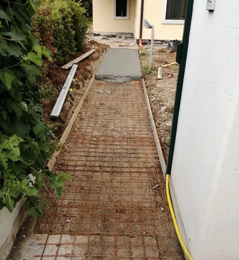 Vialetti d'ingresso e muretti perimetrali